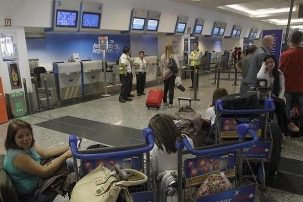 Aeronáuticos lanzaron un paro para el arranque de las vacaciones de invierno