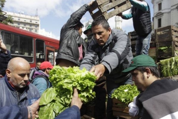 Protesta en La Rural: Productores regalan kilos de verduras