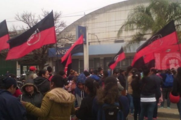 Integrantes de la FOB cortaron el tránsito frente a Anses