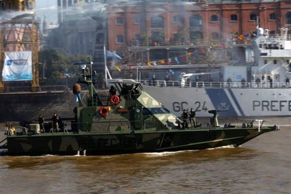 Naves israelíes custodian la frontera y pasan por Corrientes