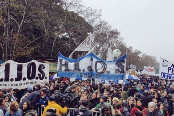 Gremios, partidos opositores y organizaciones sociales marcharon contra la reforma de las Fuerzas Armadas