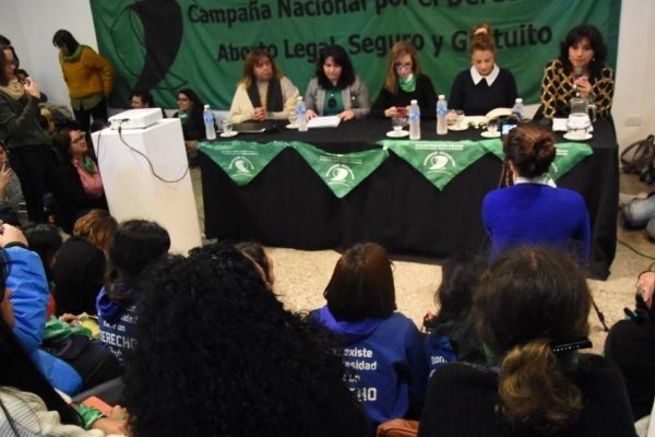 La actriz Dólores Fonzi participó de un conversatorio sobre aborto legal