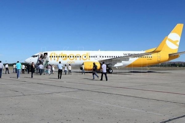 Flybondi: pasajeros indignados por la cancelación de 33 vuelos en el fin de semana