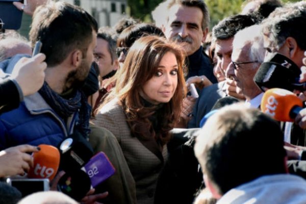 (AHORA) Allanamiento ilegal al edificio donde vive Cristina, buscarían en un departamento un lugar donde esconden dinero