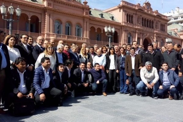 Magario y un grupo de intendentes fueron a la Rosada a presionar a Macri para que los reciba