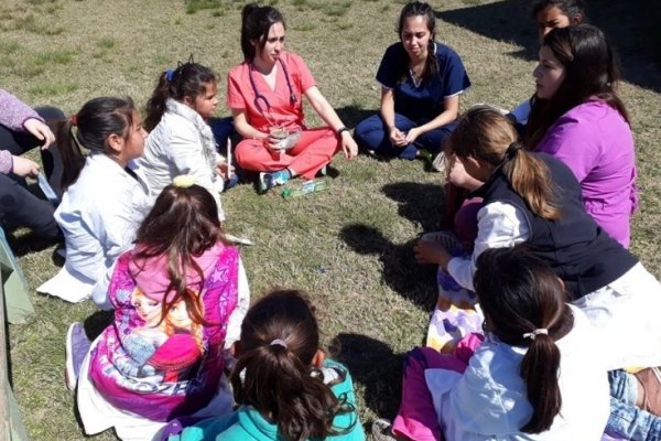 Cassani con Universitarios que realizan tareas de prevención de la salud en escuelas rurales de Goya