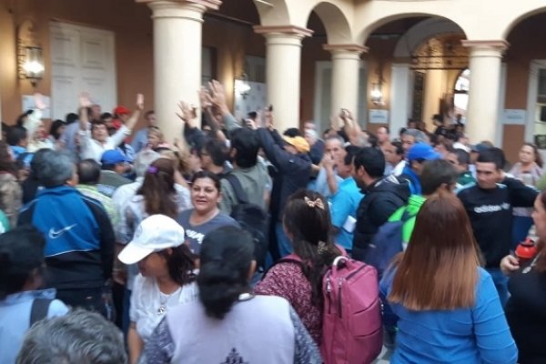 Trabajadores municipales rechazaron oferta del Ejecutivo y cortan el tránsito por 25 de Mayo