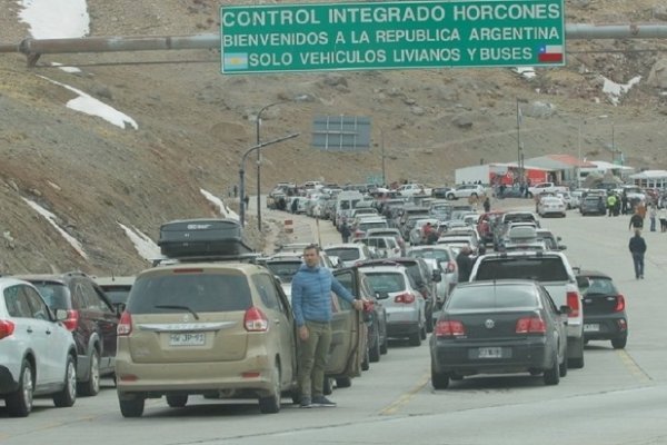 Tentados por la devaluación, los chilenos hacen hasta 3 horas de cola para comprar en Mendoza