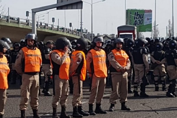 Puente Pueyrredón: manifestantes quieren hacer un acto y la Prefectura se lo impide