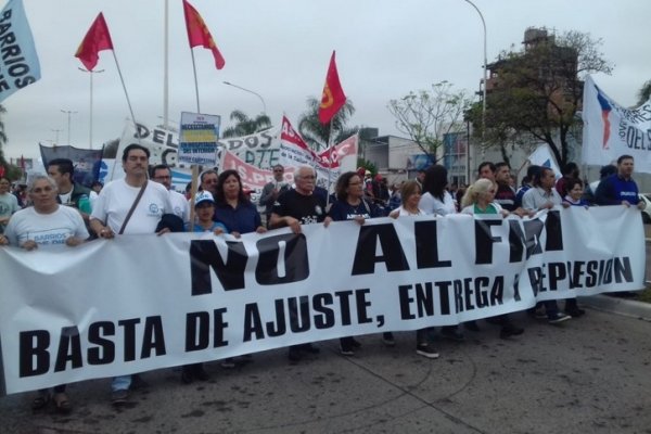 Multitudinaria marcha en Corrientes contra el ajuste de Macri: Cortes en diferentes puntos de la Ciudad