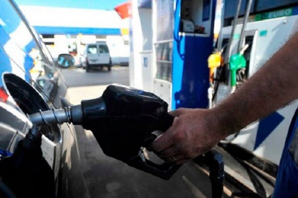 Pese a la baja del dólar, las petroleras prevén seguir aumentando los precios del combustible