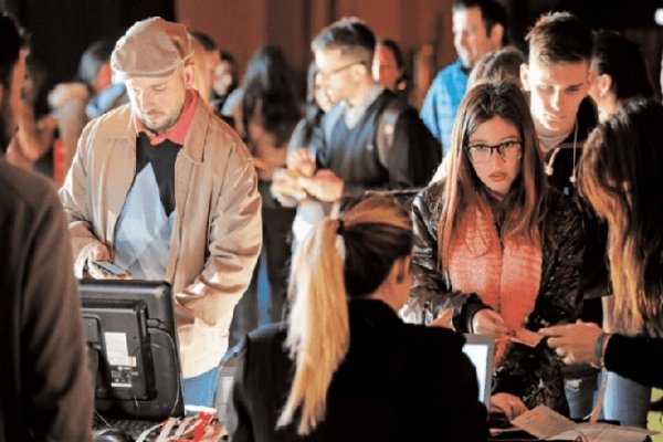 Argentina redujo a la mitad su costo laboral por la devaluación