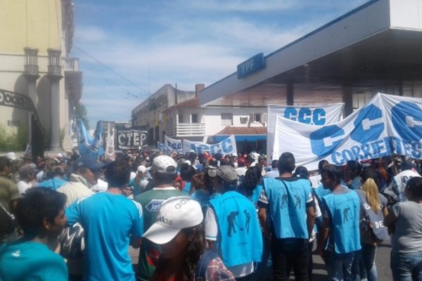 Manifestantes intentaron ingresar a la Municipalidad