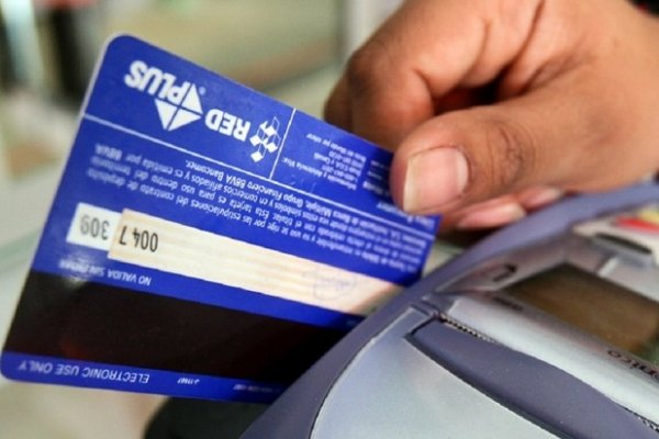 Suben de 10 a 100 pesos el monto mínimo para los pagos con tarjeta de débito