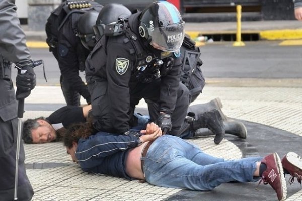 El gobierno quiere expulsar a los 4 extranjeros detenidos en la protesta frente al Congreso