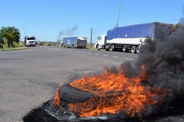 Corte de tránsito de camioneros en Mercedes: Nuestro pueblo está muerto, estamos fundidos