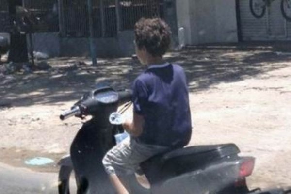 Nena de 11 años manejaba una moto y chocó: Está internada