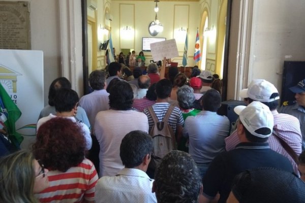 Posibles despidos: Trabajadores municipales protestaron en la sesión del HCD