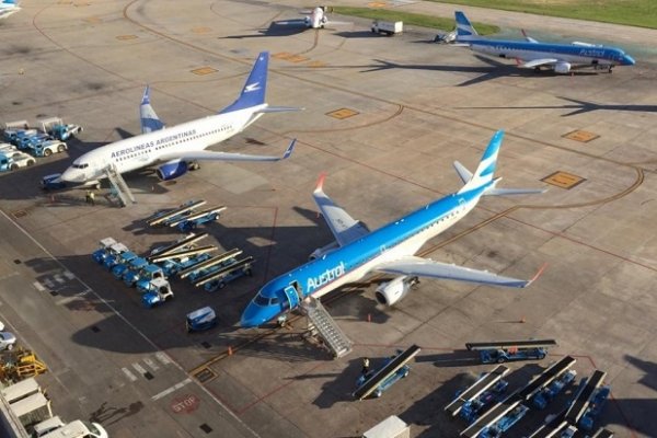 Aerolíneas Argentinas suspendió a 376 empleados por los vuelos cancelados