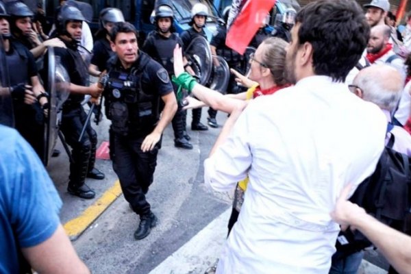 Tensión en la Legislatura por una protesta docente