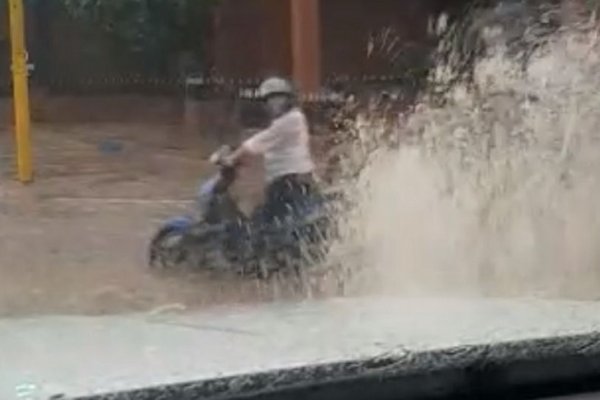 Indignante: empapó a una motociclista y un carrero aprovechando las calles inundadas