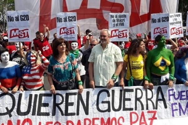 Multitudinaria marcha en rechazo del G20 en la plaza del Congreso