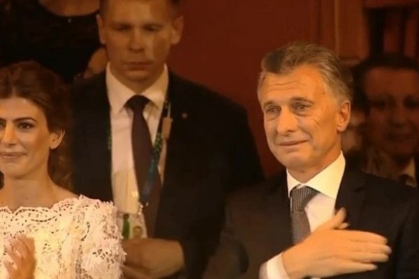 Macri se emocionó y lloró en el final de la función de gala en el Colón