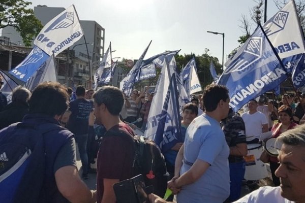 Trabajadores y vecinos de El Palomar marcharon contra Flybondi