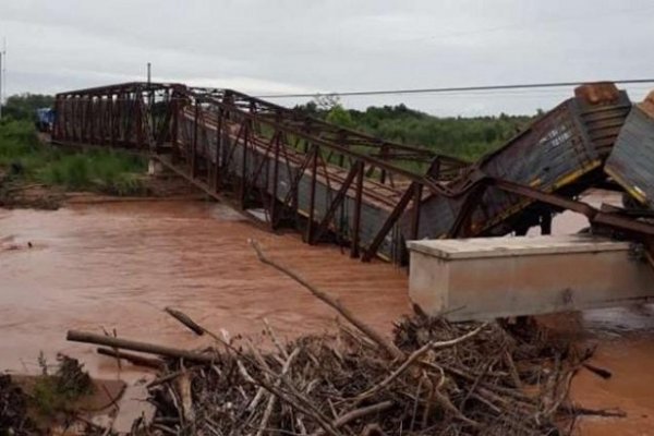 Por el paso de un tren, se derrumbó un puente para trenes que el Gobierno inauguró hace un año