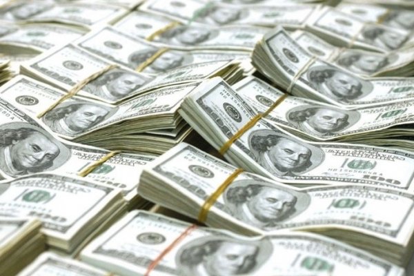 El dólar cerró en baja pero acumuló en 2018 un incremento de 105%