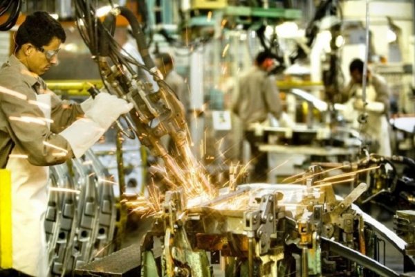 La industria se desplomó 13,3%, la mayor contracción en casi una década