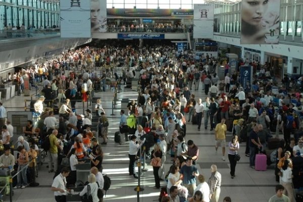 La cantidad de turistas que viajaron al exterior cayó un 20 por ciento