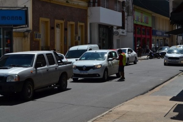 Se disfrazaron de tarjeteros y cobraron el estacionamiento medido