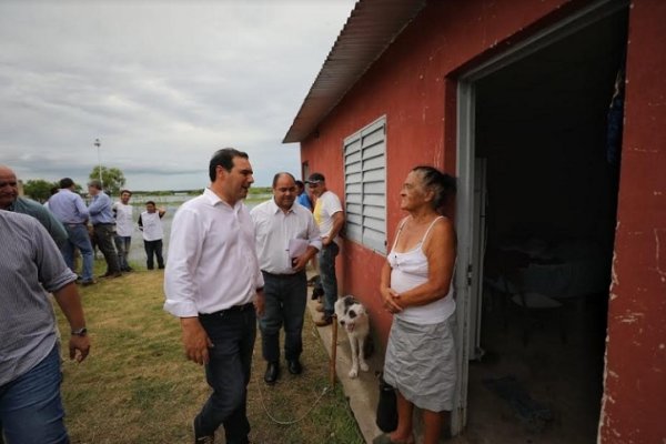 Valdés visitó a evacuados y sobrevoló zonas de inundaciones