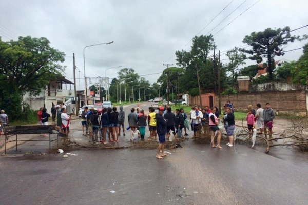 Vecinos desesperados cortan el tránsito en avenida Maipú ante la falta de ayuda por las inundaciones