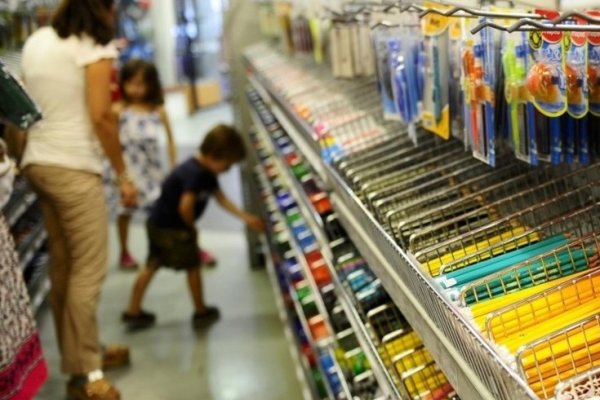 Para ganarle a la inflación, tutores anticipan la compra de útiles escolares