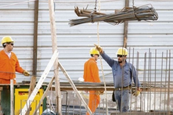 El empleo asalariado privado cayó a niveles de enero de 2015