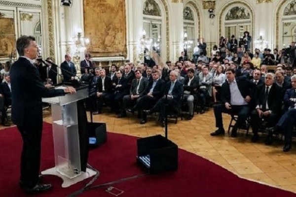 Peppo en primera fila aplaudiendo a Macri