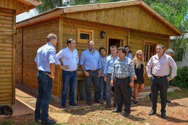 Valdés entregó vivienda y recorrió obras en Santo Tomé