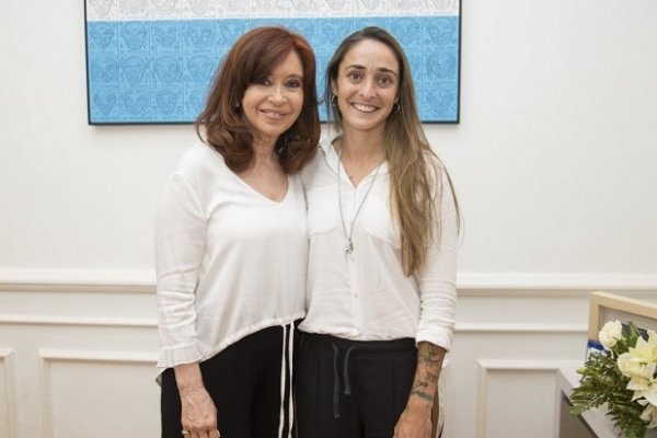 Cristina recibió a la jugadora que busca profesionalizar el fútbol femenino