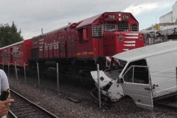 Un tren embistió a una camioneta que cruzó con la barrera baja