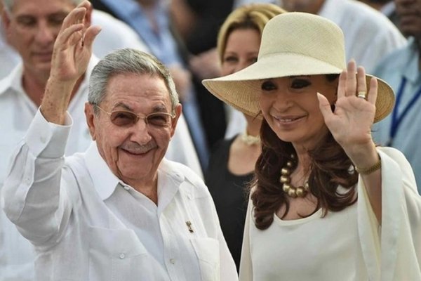 Cristina Kirchner fue recibida por Raúl Castro en Cuba