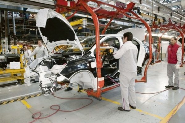 La industria cayó un 7,3% en febrero y encadenó su décima baja consecutiva