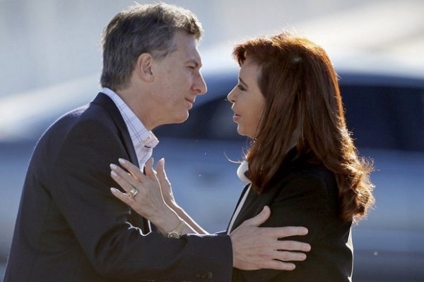 Crece Cristina Kirchner en las encuestas y sigue cayendo Macri