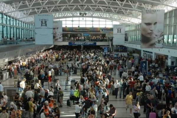 El turismo de argentinos al exterior cayó 15,7% en febrero