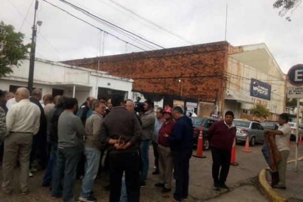 Taxistas cortaron el tránsito por calle Belgrano reclamando más paradas en zona céntrica