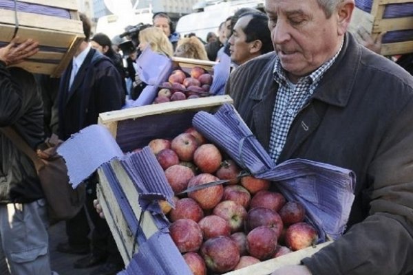 Nuevo frutazo en Plaza de Mayo por la crisis en el sector