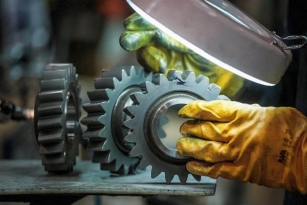 La industria se contrajo un 11,6% en marzo, según FIEL