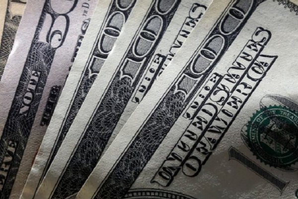 El dólar saltó 3,2% y registró un nuevo récord