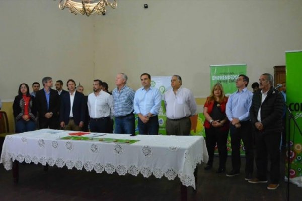 Valdés entregó viviendas en Monte Caseros y anunció un nuevo programa habitacional